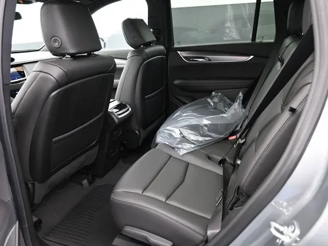 2025 Cadillac XT6 - Image 4 of 15