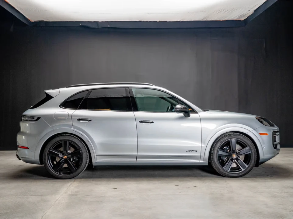 2025 Porsche 9Y0/9Y3 Cayenne GTS - Image 8 of 10