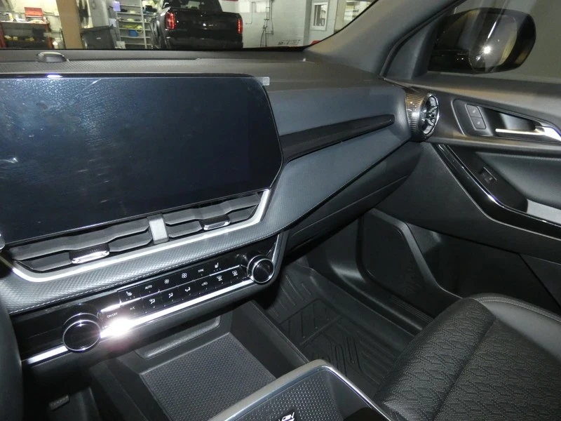 2025 Chevrolet Equinox - Image 11 of 21