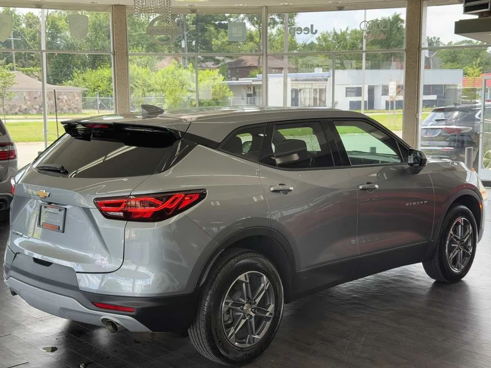 2025 Chevrolet Blazer - Image 12 of 21