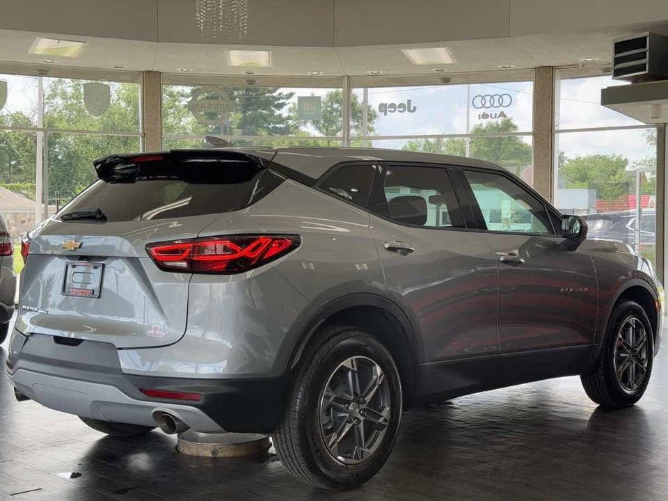 2025 Chevrolet Blazer - Image 14 of 21
