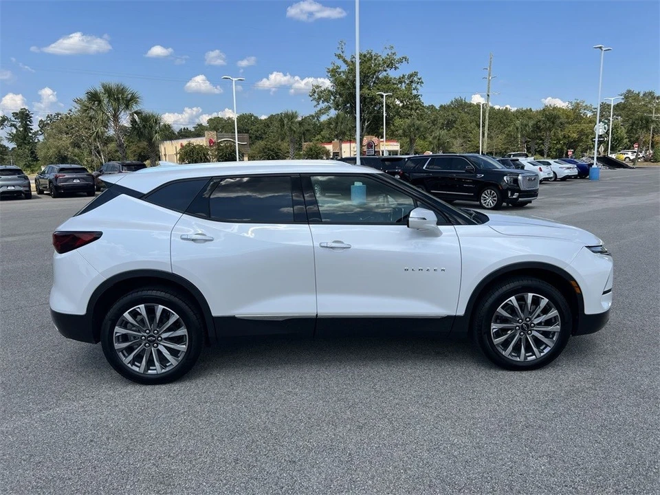 2025 Chevrolet Blazer - Image 9 of 21