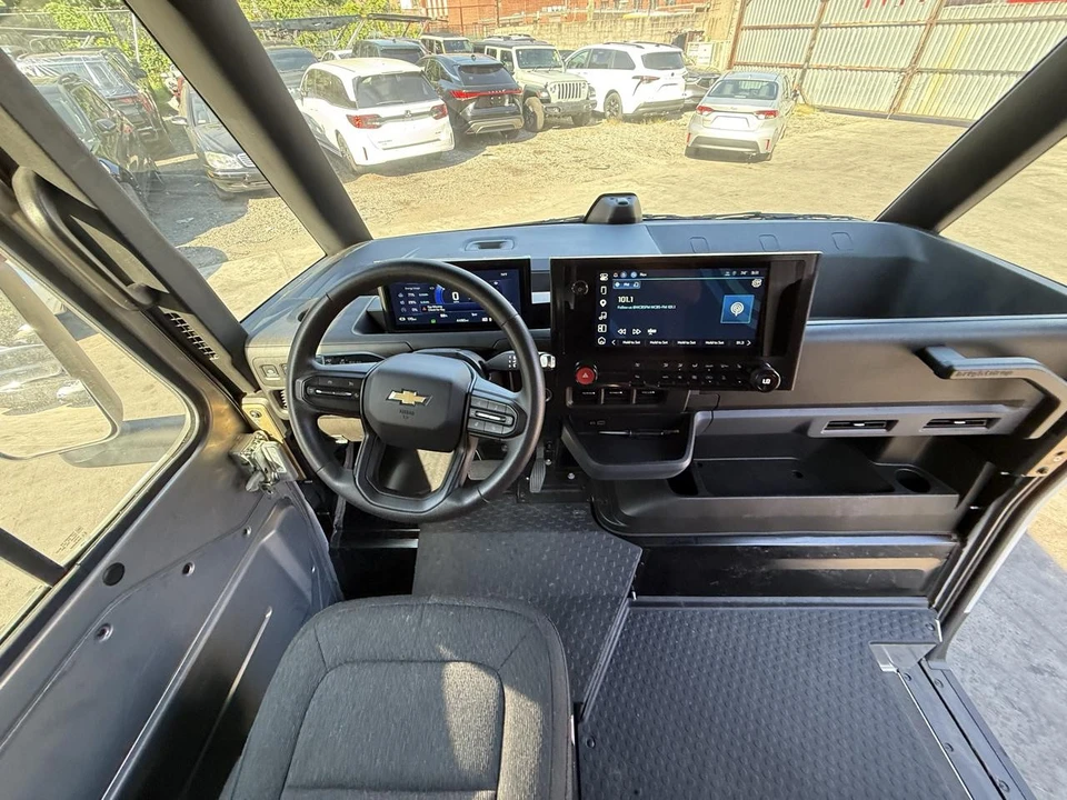 2025 Chevrolet - Image 30 of 31