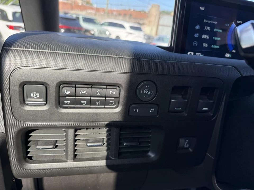2025 Chevrolet - Image 22 of 31