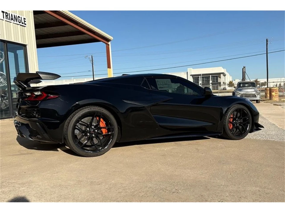2025 Chevrolet Corvette C8 - Image 14 of 31