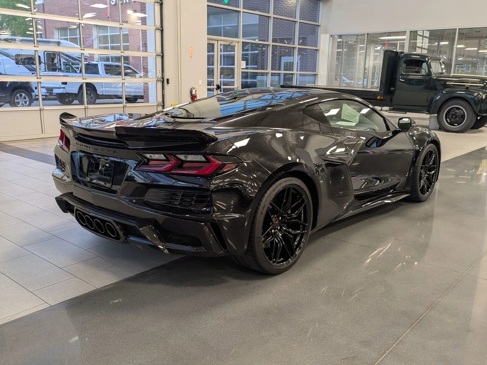 2025 Chevrolet Corvette C8 Z06 - Image 4 of 31