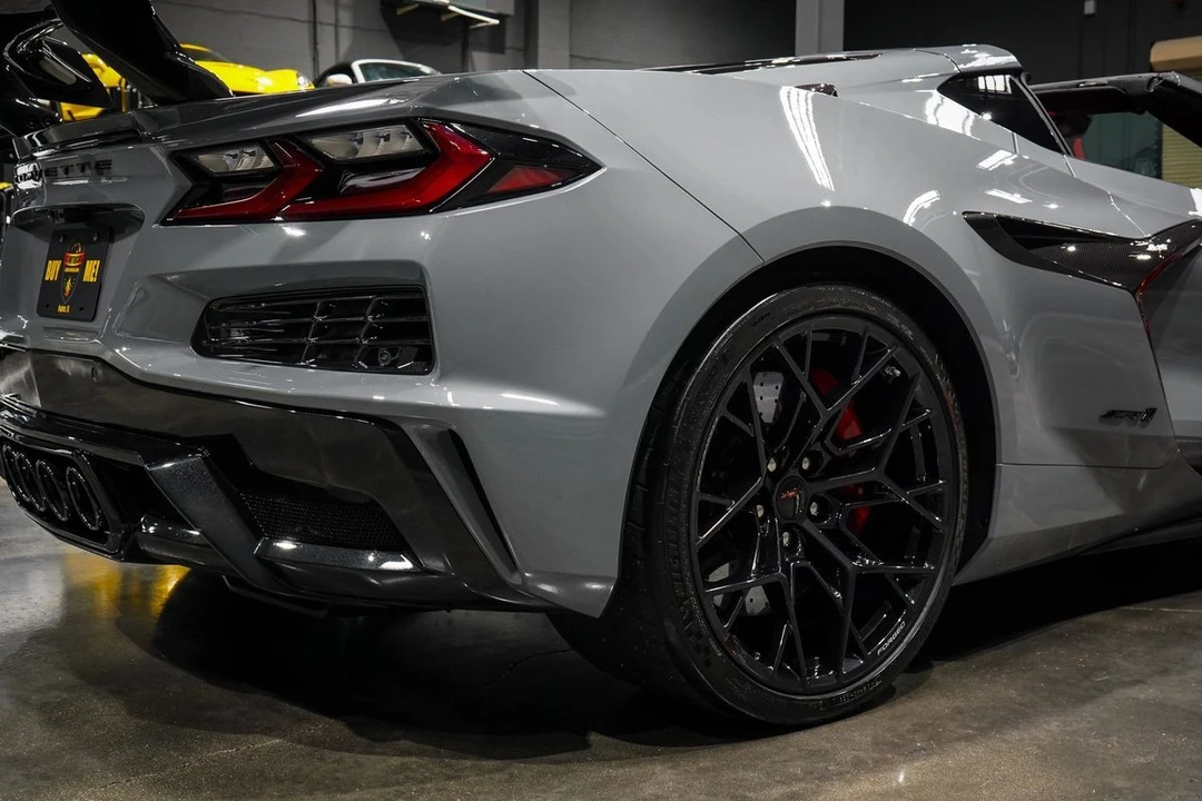 2025 Chevrolet Corvette C8 ZR1 - Image 17 of 31