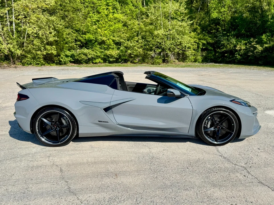 2025 Chevrolet Corvette C8 E-Ray - Image 13 of 31