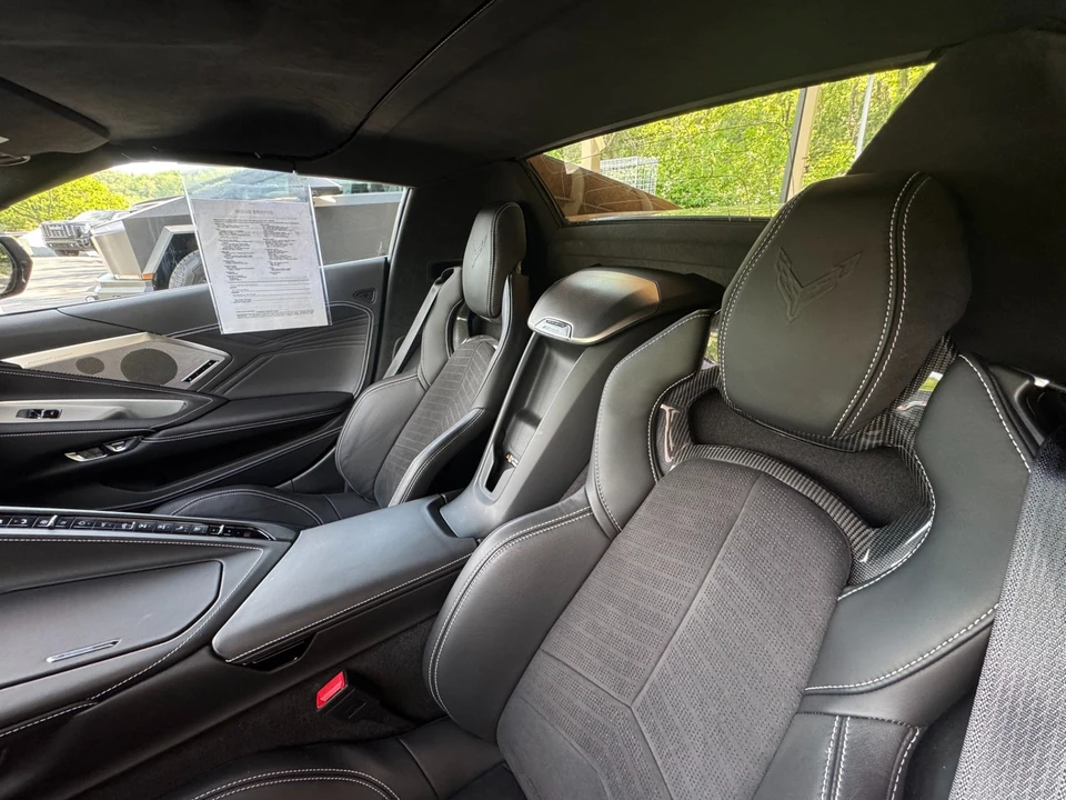 2025 Chevrolet Corvette C8 E-Ray - Image 19 of 31