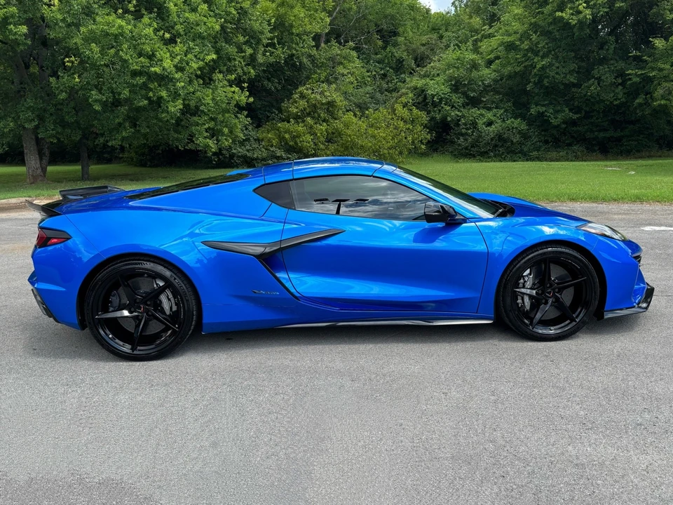 2025 Chevrolet Corvette C8 E-Ray - Image 8 of 31