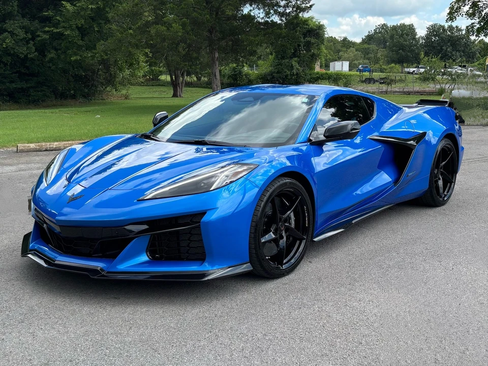 2025 Chevrolet Corvette C8 E-Ray - Image 2 of 31
