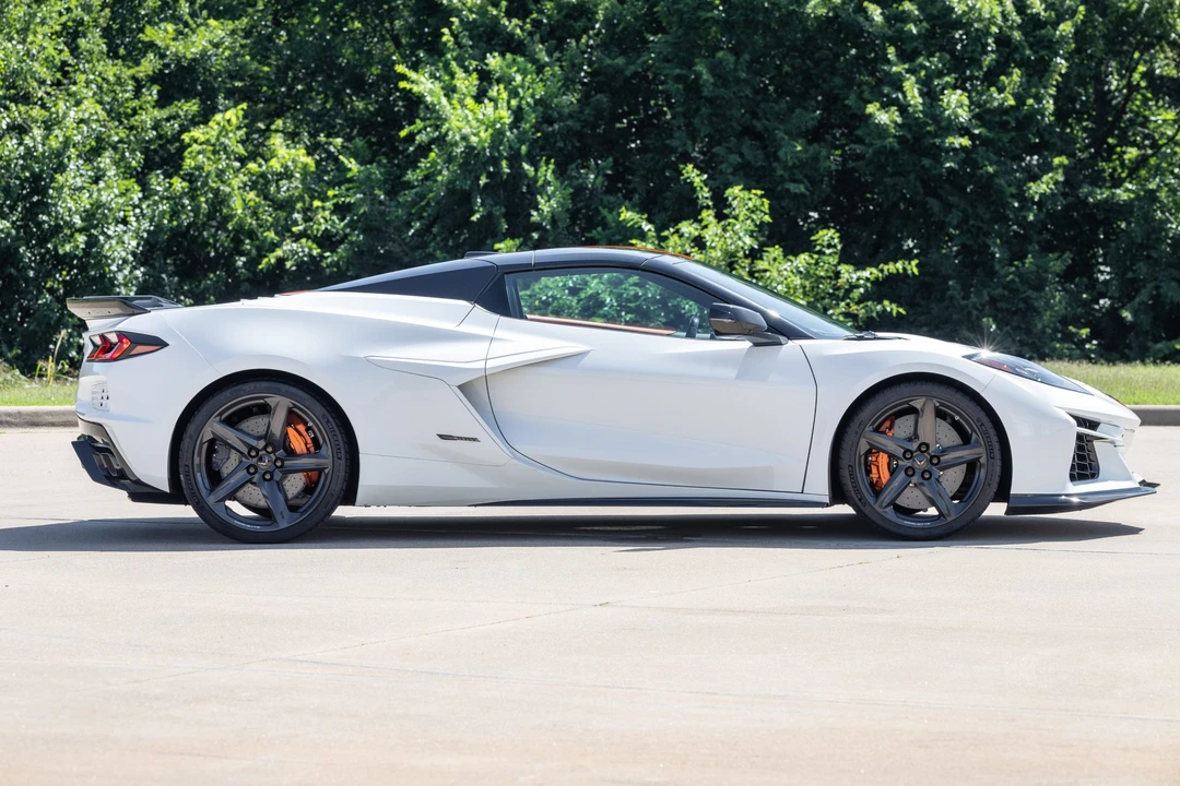 2025 Chevrolet Corvette C8 E-Ray - Image 9 of 31