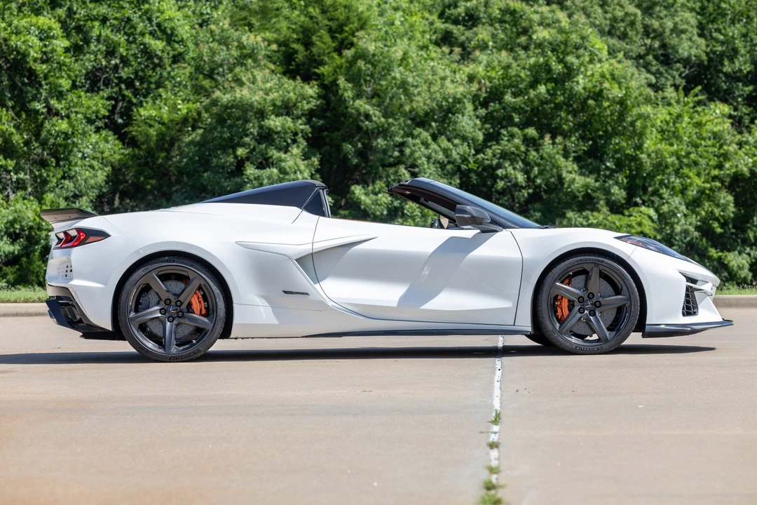 2025 Chevrolet Corvette C8 E-Ray - Image 8 of 31