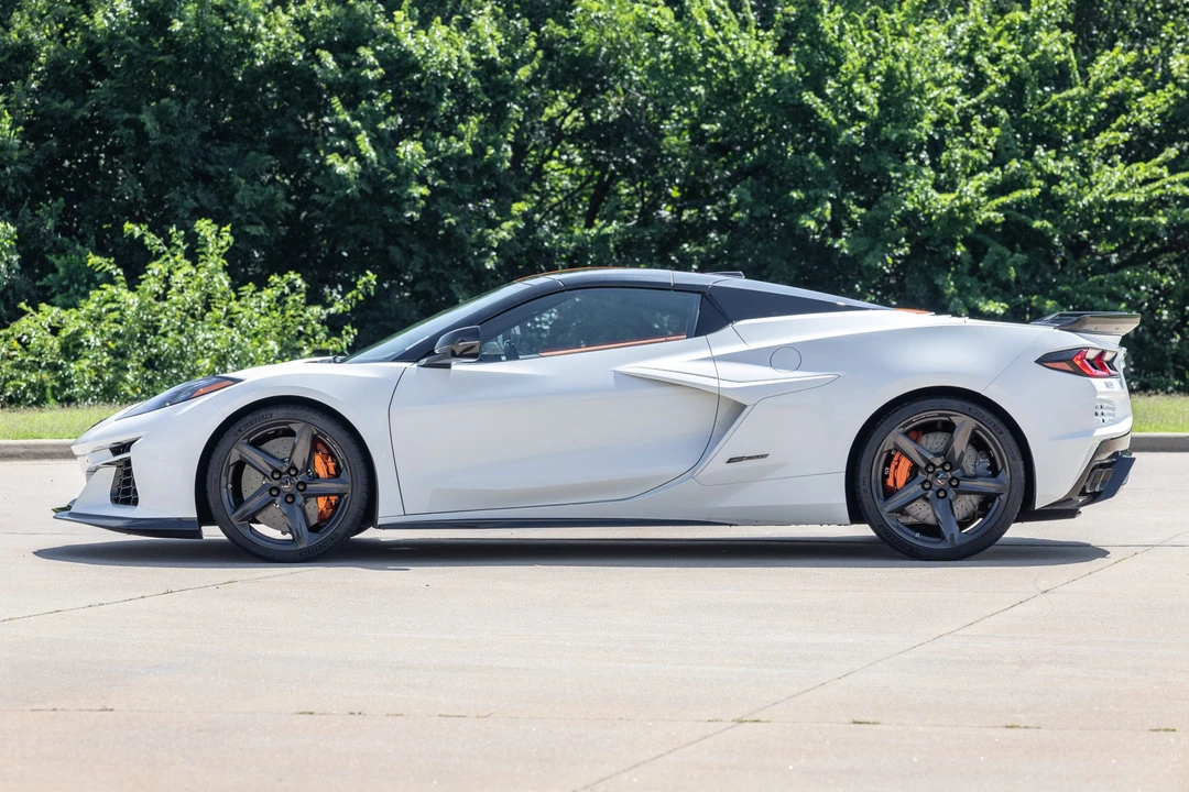2025 Chevrolet Corvette C8 E-Ray - Image 18 of 31