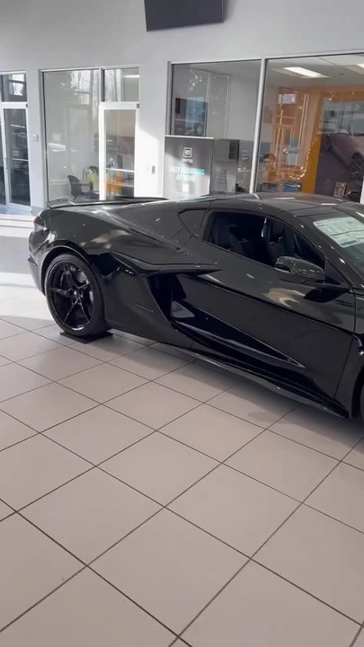 2025 Chevrolet Corvette C8 E-Ray - Image 11 of 11
