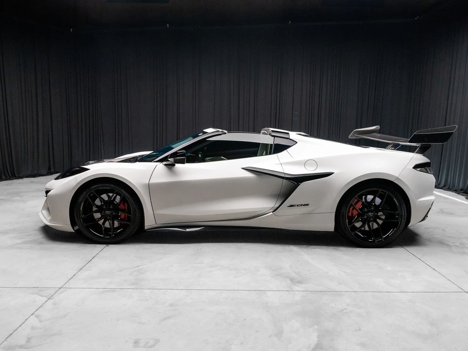 2025 Chevrolet Corvette C8 Z06 - Image 12 of 31