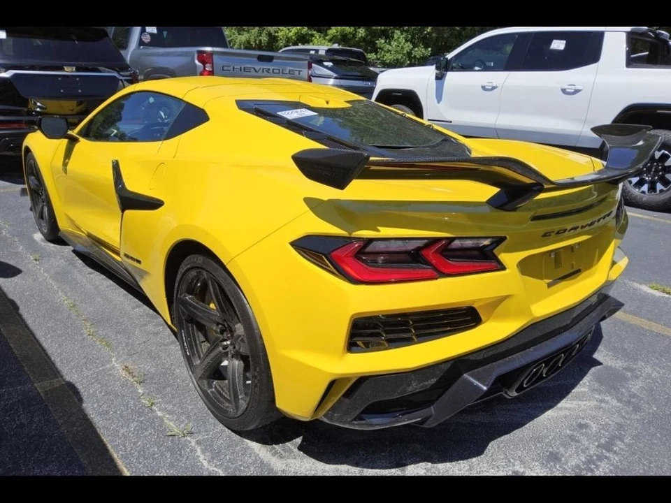 2025 Chevrolet Corvette C8 Z06 - Image 9 of 10