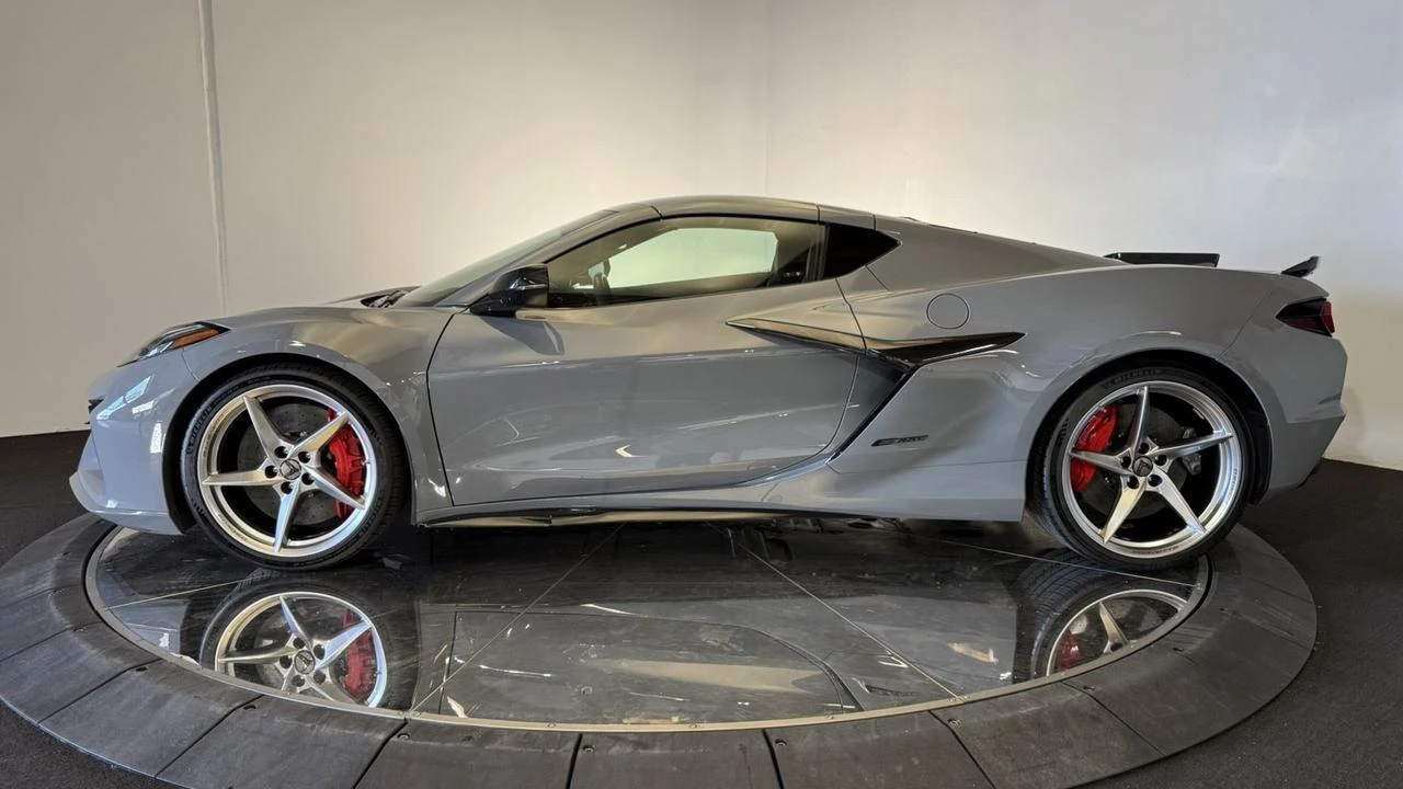 2025 Chevrolet Corvette C8 E-Ray - Image 24 of 31