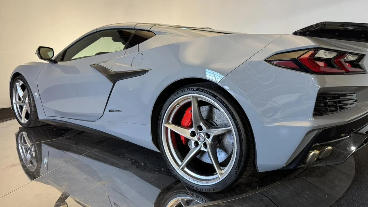 2025 Chevrolet Corvette C8 E-Ray - Image 26 of 31