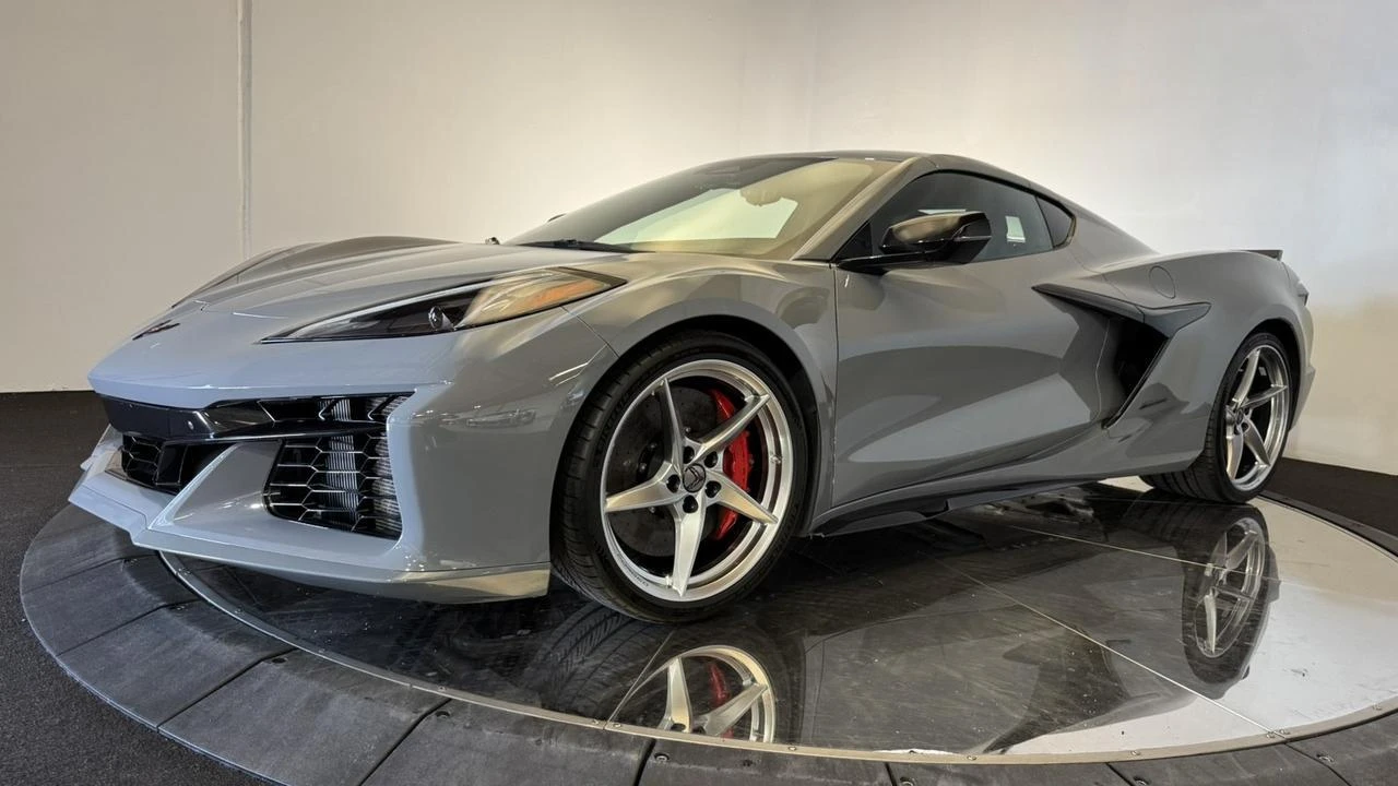 2025 Chevrolet Corvette C8 E-Ray - Image 22 of 31