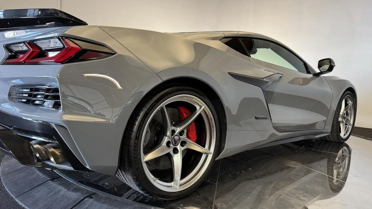 2025 Chevrolet Corvette C8 E-Ray - Image 29 of 31