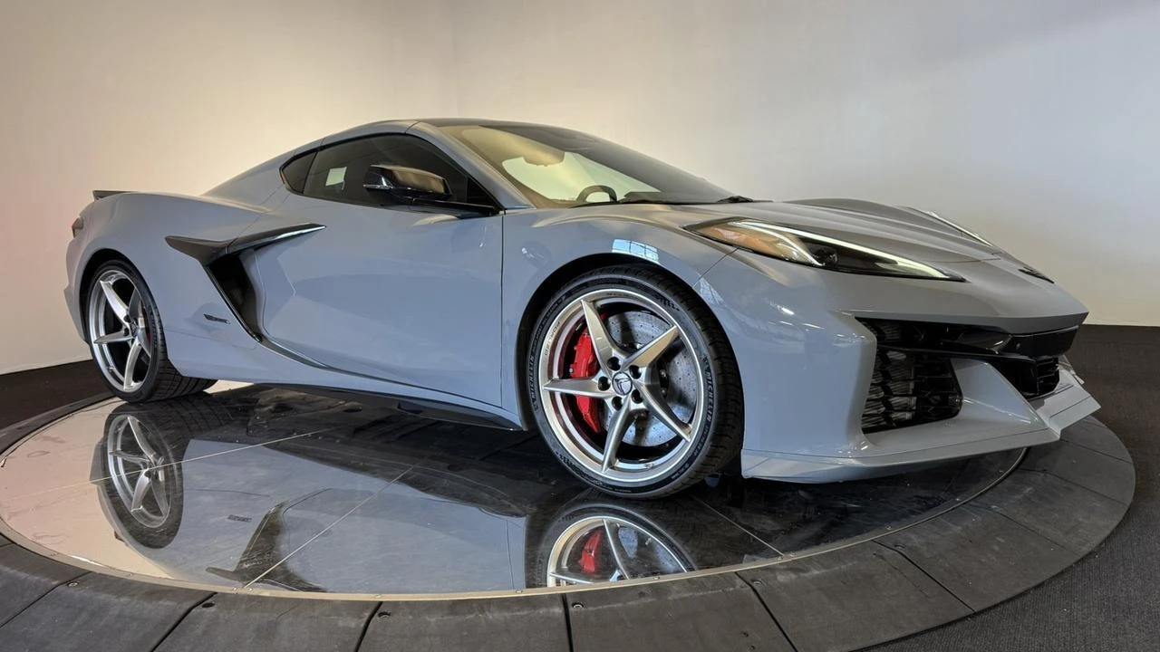 2025 Chevrolet Corvette C8 E-Ray - Image 19 of 31