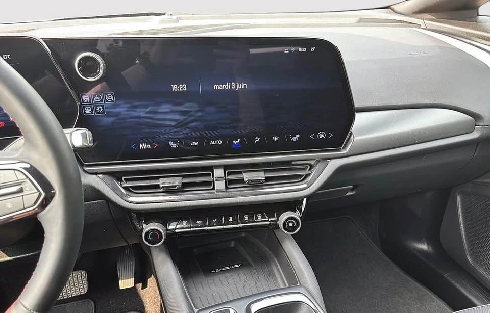 2025 Chevrolet Equinox - Image 8 of 11