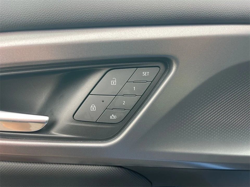 2025 Chevrolet Equinox - Image 11 of 21