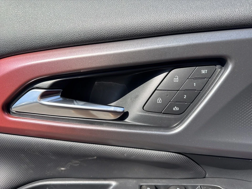 2025 Chevrolet Equinox - Image 11 of 21
