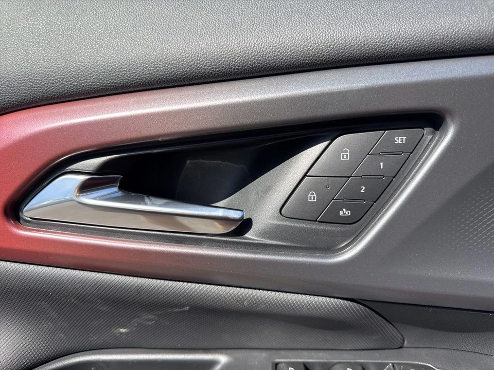 2025 Chevrolet Equinox - Image 11 of 21