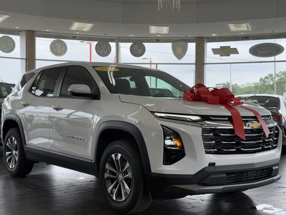 2025 Chevrolet Equinox - Image 2 of 21