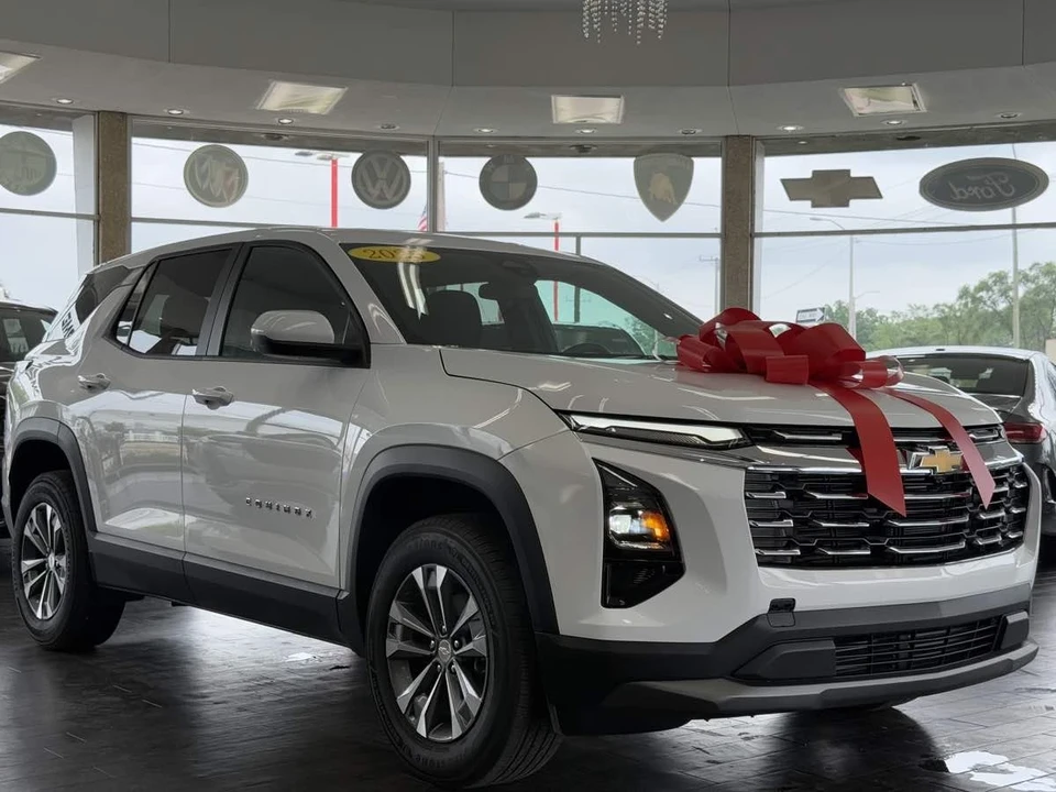 2025 Chevrolet Equinox - Image 2 of 21