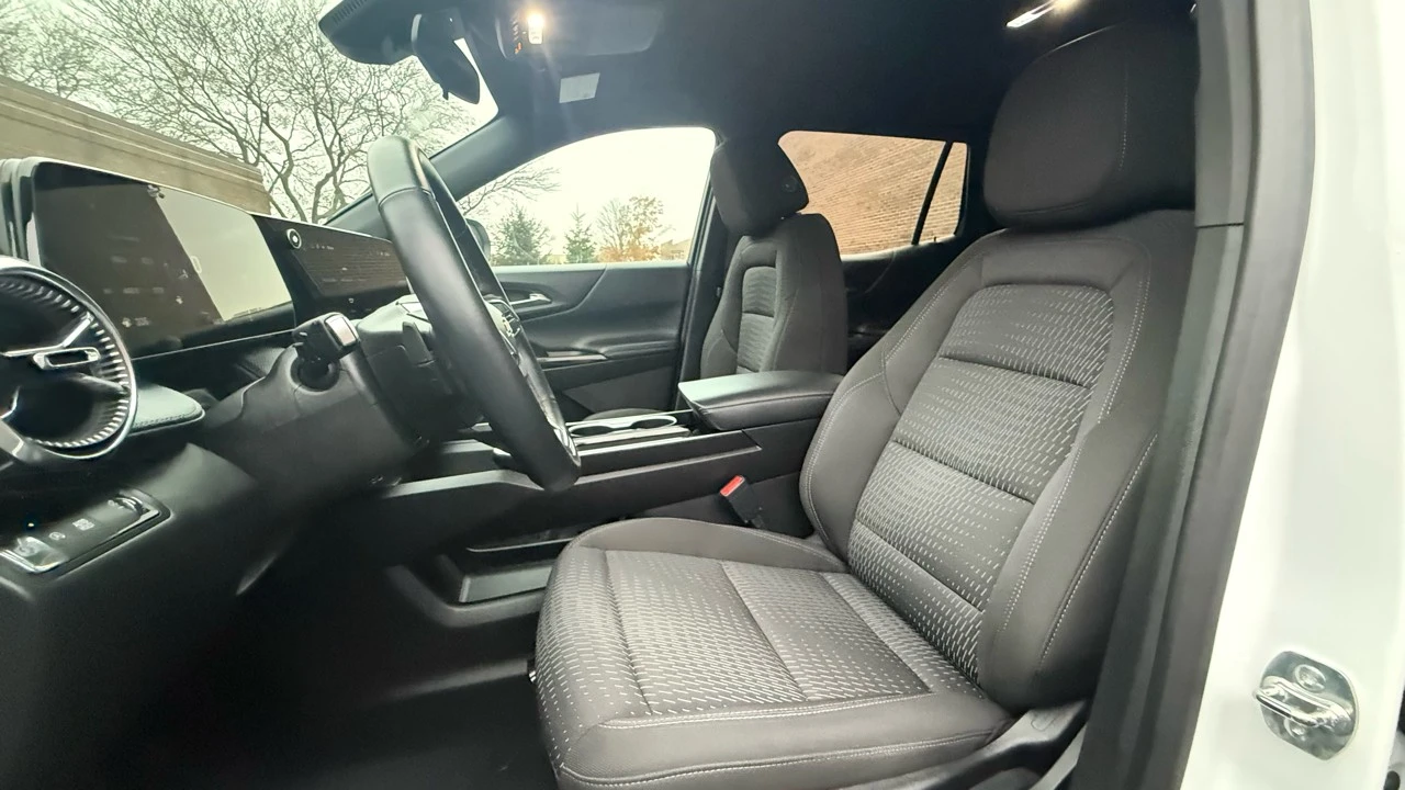 2025 Chevrolet Equinox - Image 10 of 21