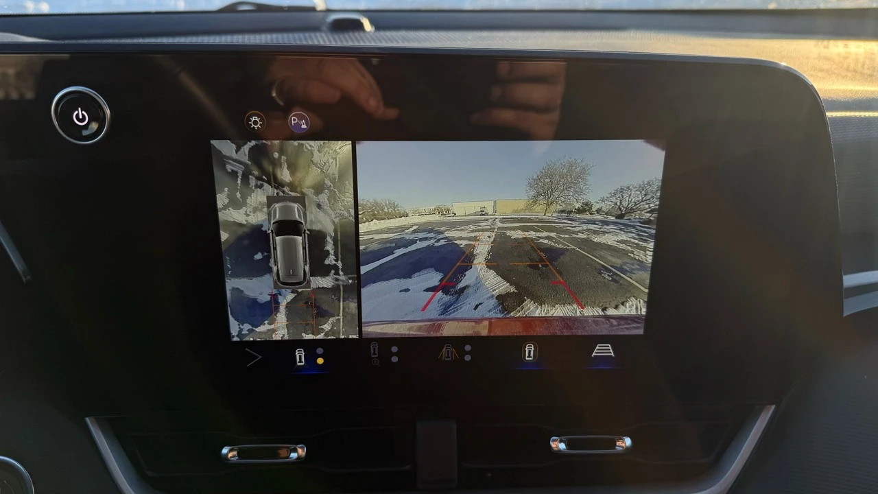 2025 Chevrolet Equinox - Image 17 of 21