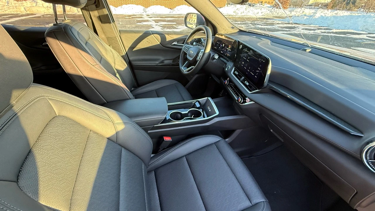 2025 Chevrolet Equinox - Image 10 of 21