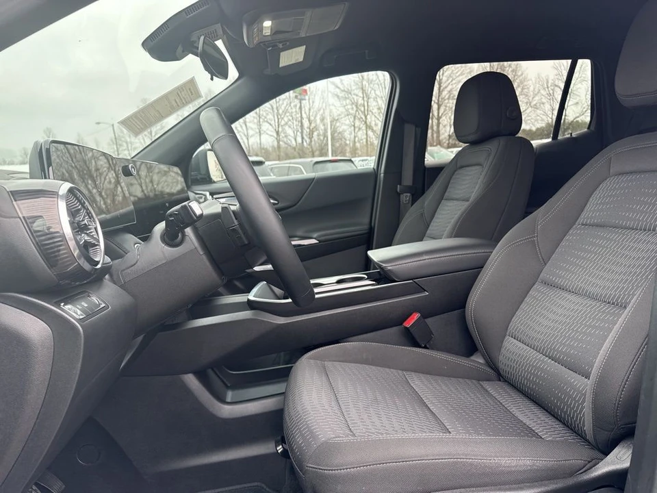 2025 Chevrolet Equinox - Image 11 of 12