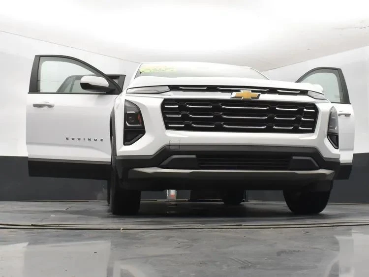 2025 Chevrolet Equinox - Image 11 of 12