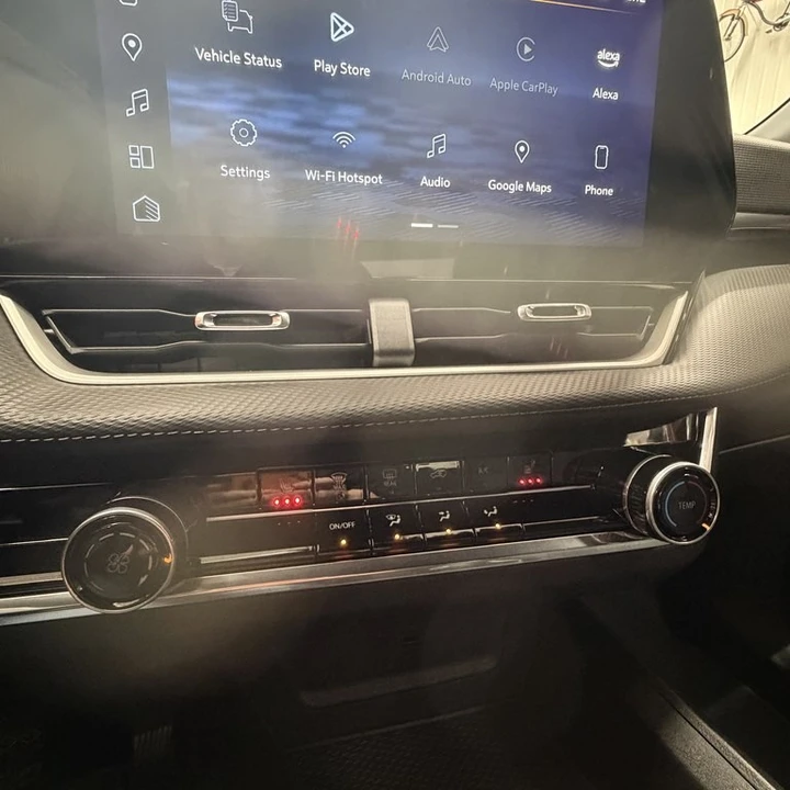 2025 Chevrolet Equinox - Image 15 of 21