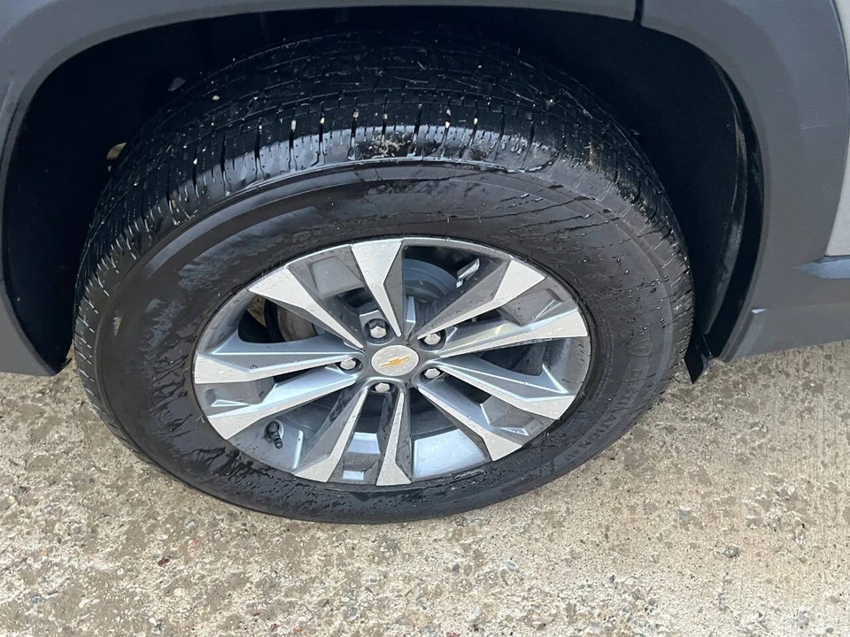 2025 Chevrolet Equinox - Image 11 of 21