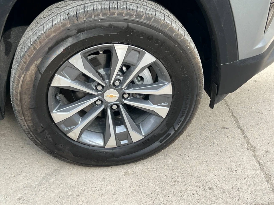 2025 Chevrolet Equinox - Image 10 of 21