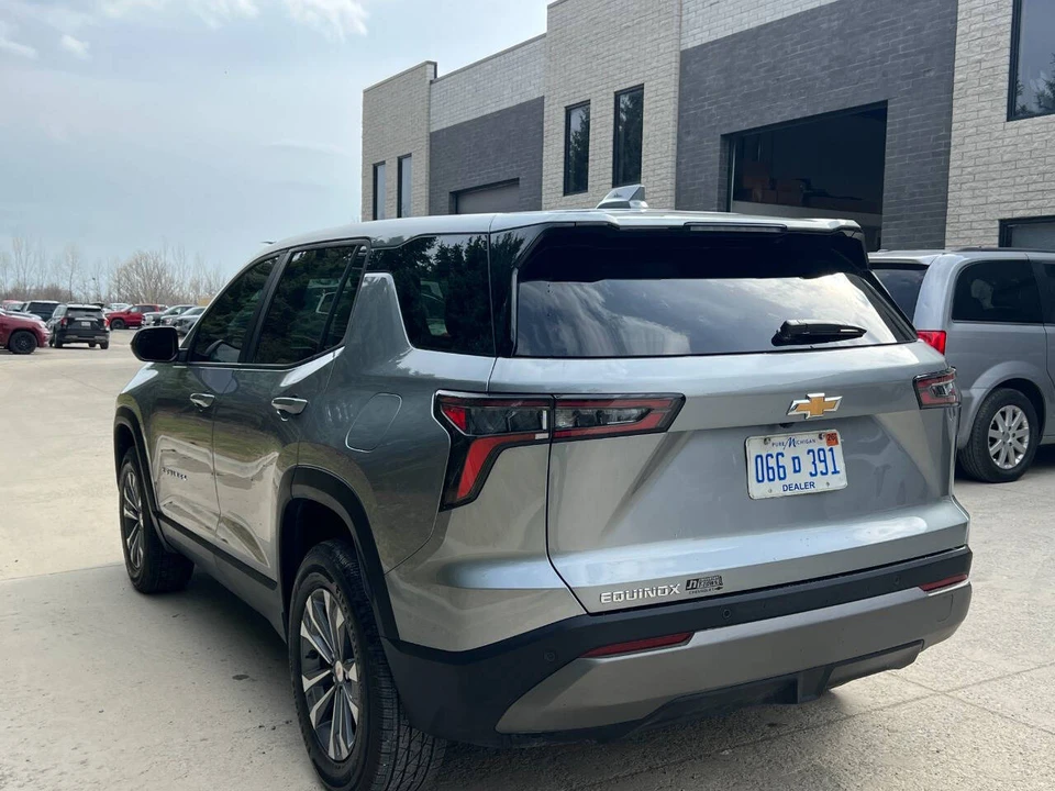 2025 Chevrolet Equinox - Image 9 of 21