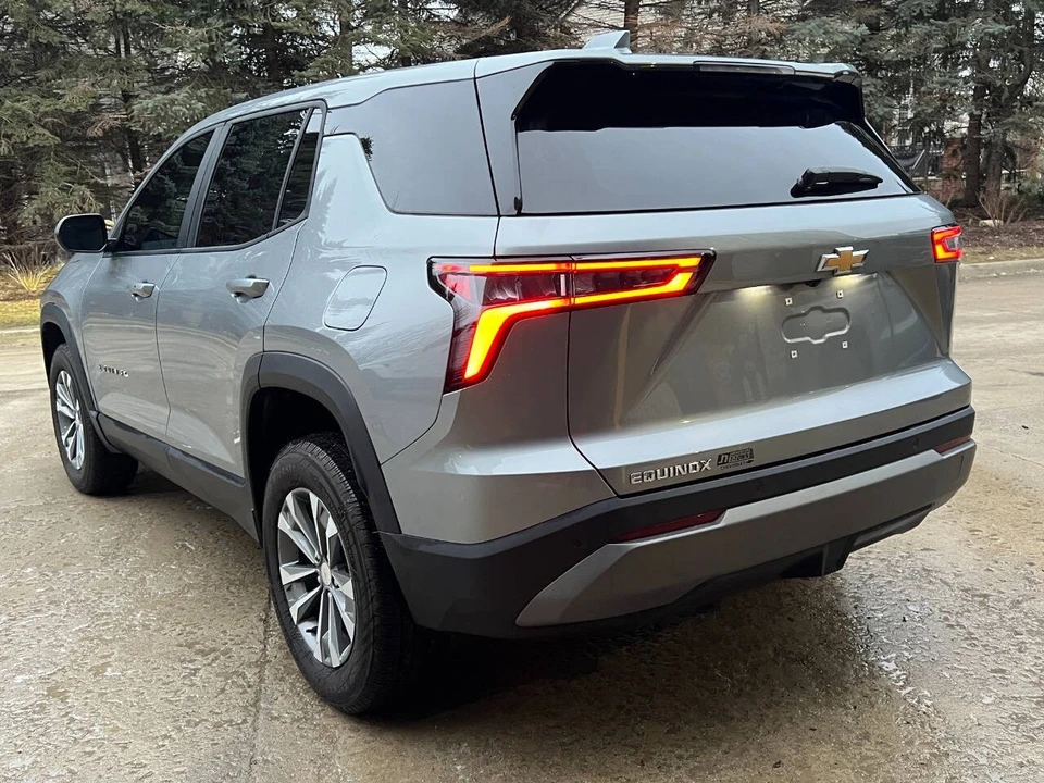 2025 Chevrolet Equinox - Image 9 of 21