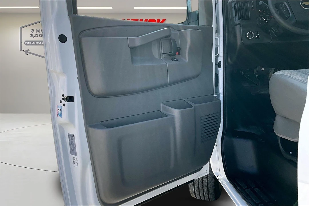 2025 Chevrolet Express - Image 14 of 21