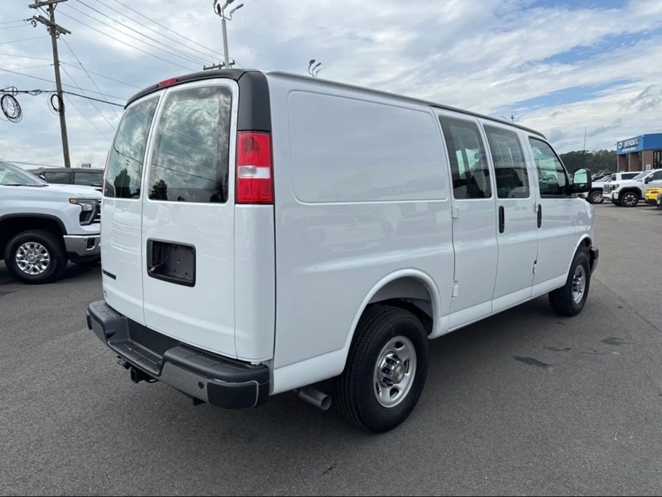 2025 Chevrolet Express - Image 5 of 12