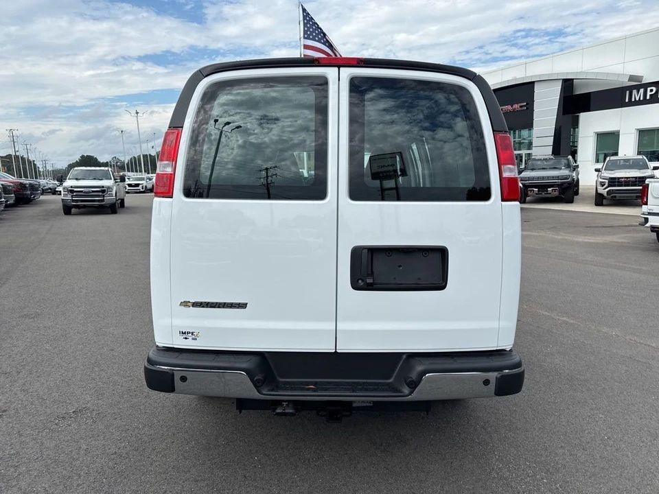 2025 Chevrolet Express - Image 4 of 12