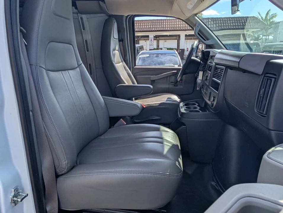2025 Chevrolet Express - Image 17 of 21