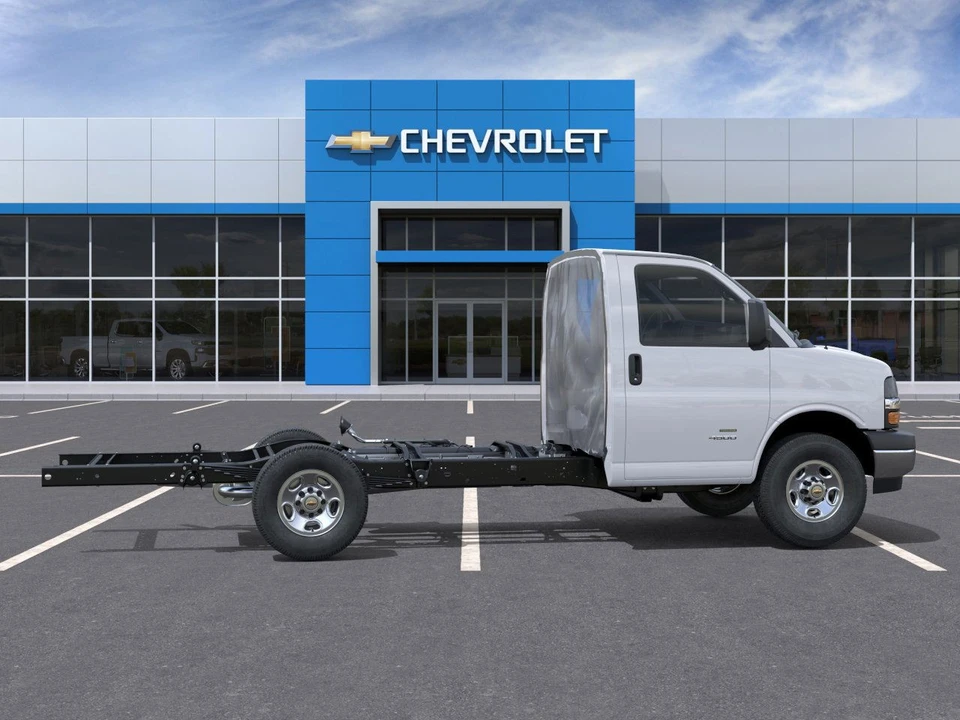 2025 Chevrolet Express - Image 5 of 21