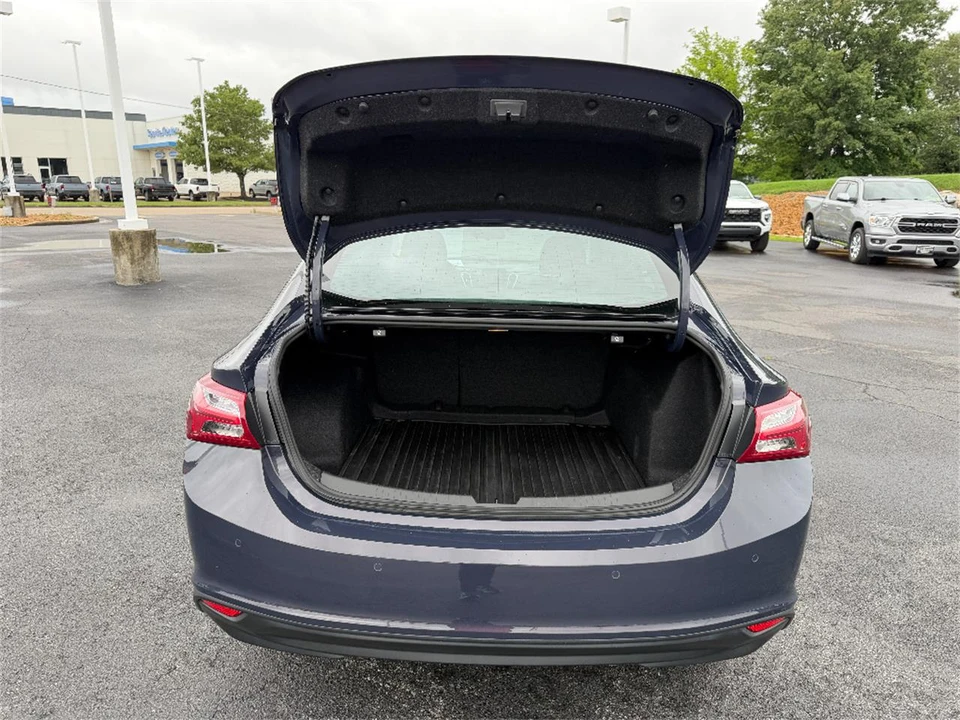 2025 Chevrolet Malibu - Image 17 of 31