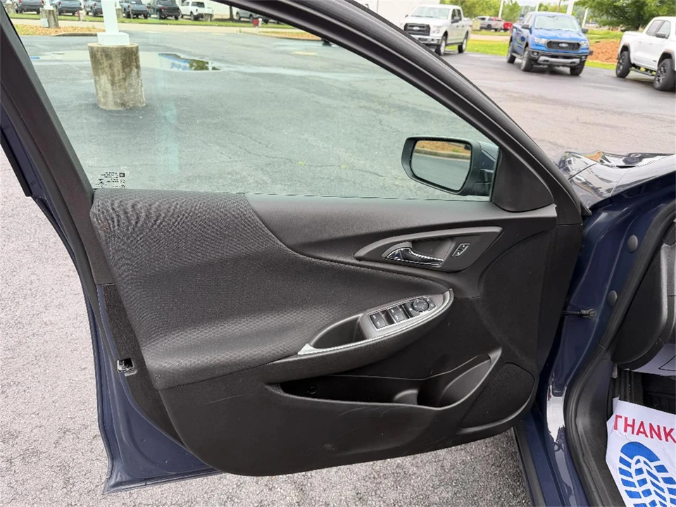 2025 Chevrolet Malibu - Image 30 of 31