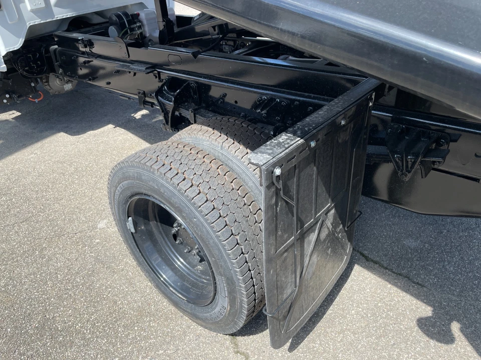 2025 Chevrolet Silverado - Image 11 of 24